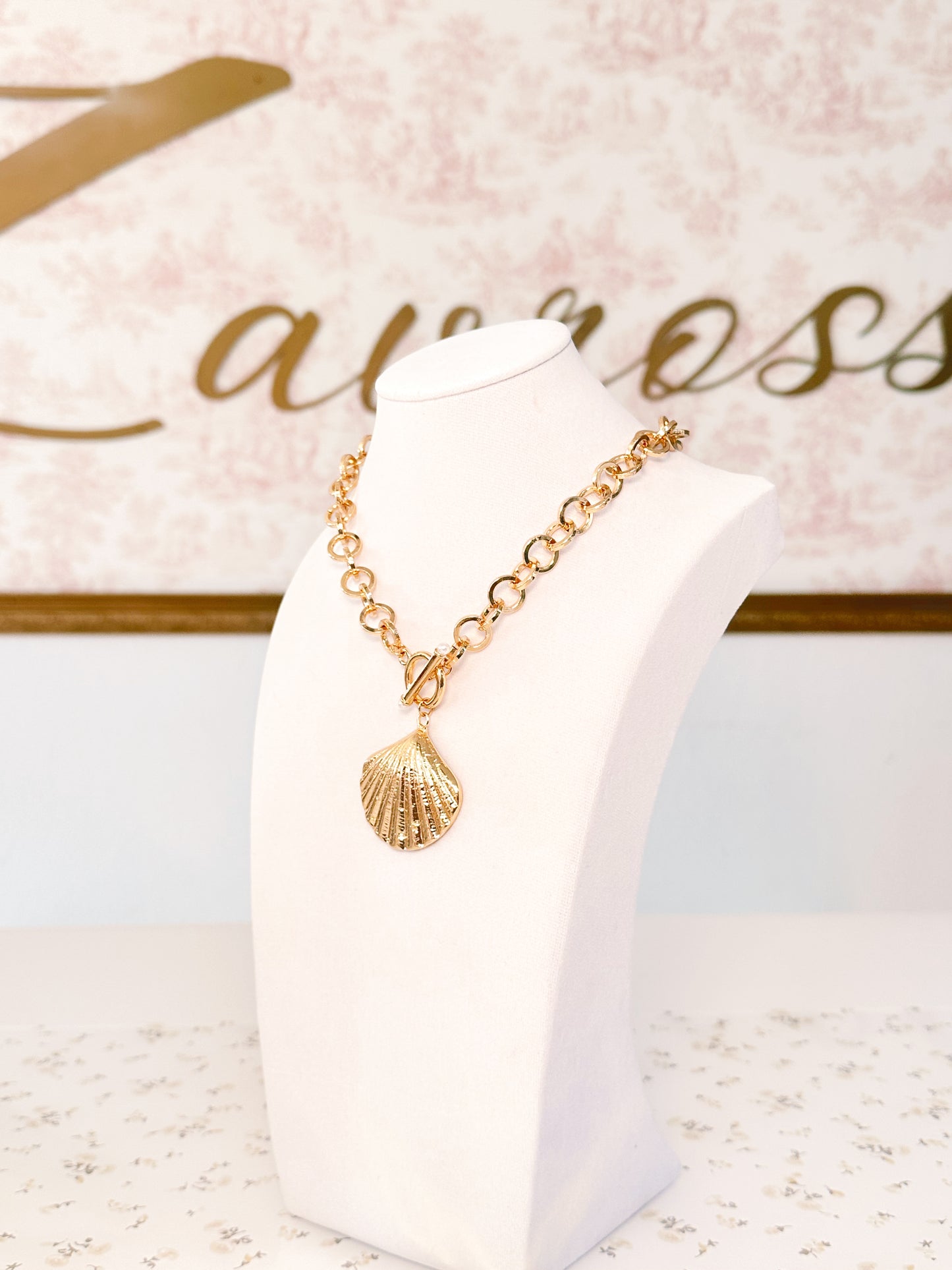 Statement shell necklace