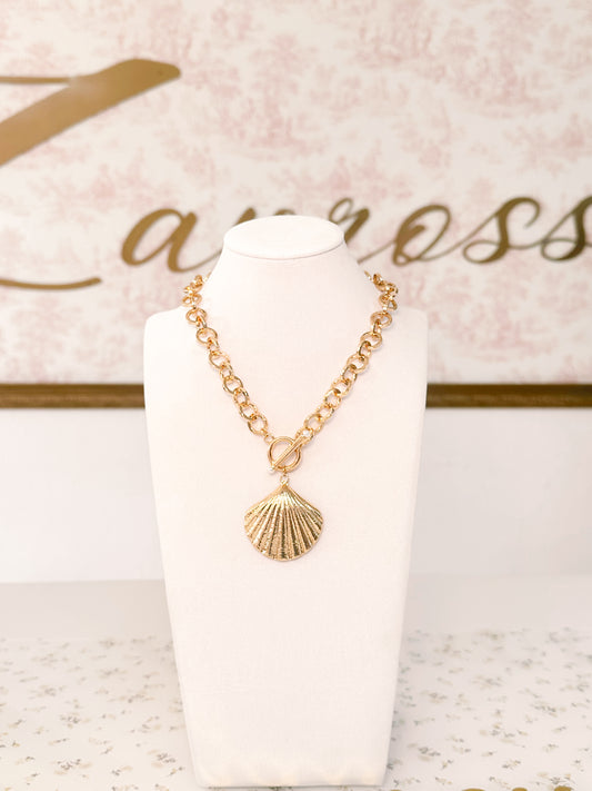Statement shell necklace